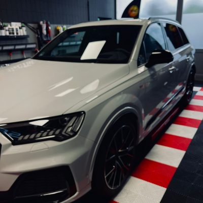 Audi_Q7_Vorne_Seite_links