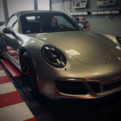 Porsche_911_GTS_Beifahrer_Front_Seitlich